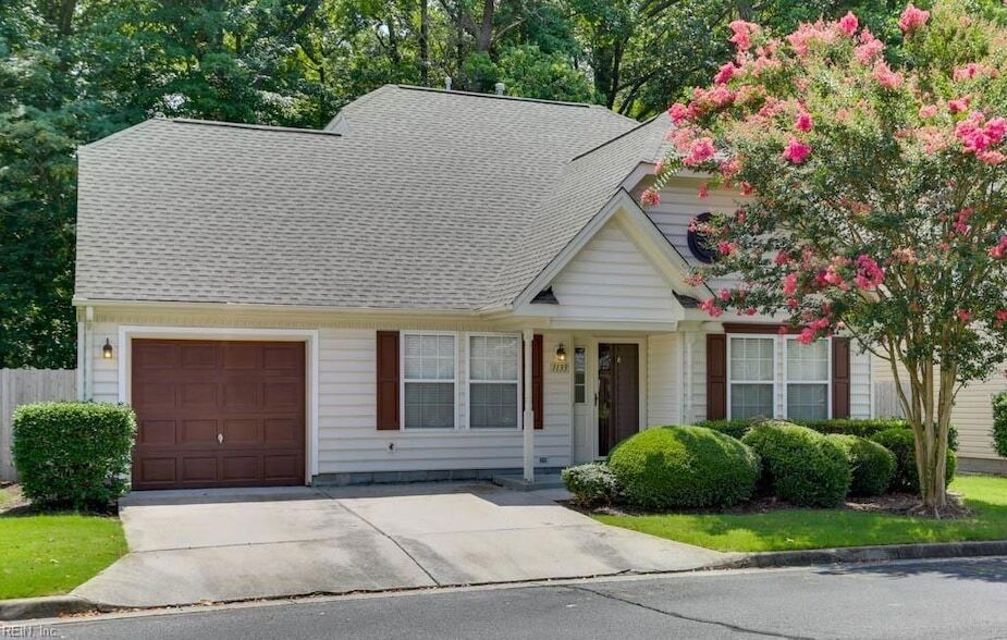 1133 Lady Ashley Dr in Chesapeake, VA - Building Photo