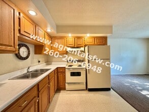 1042 Lewis Pl in Decatur, IN - Building Photo - Building Photo