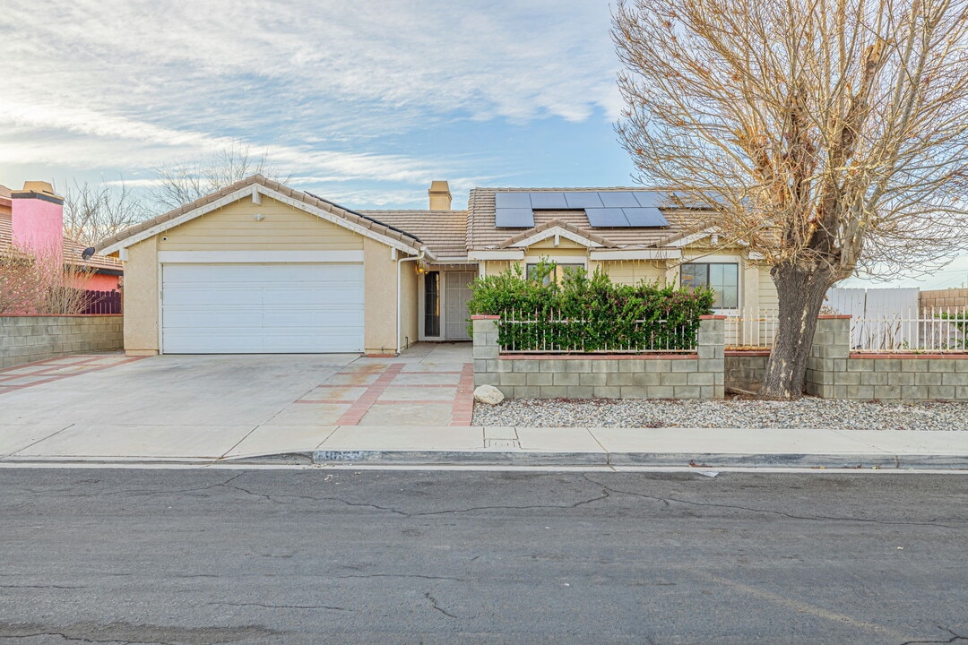 38659 Angele Trumpet Ct in Palmdale, CA - Building Photo
