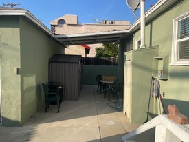 647 N Hollywood Way, Unit Great unit with private g in Burbank, CA - Building Photo - Building Photo