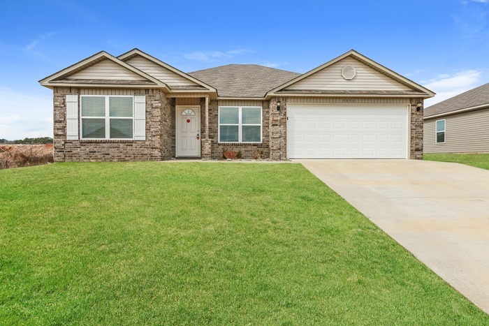 1056 Huntington Dr in Benton, AR - Building Photo