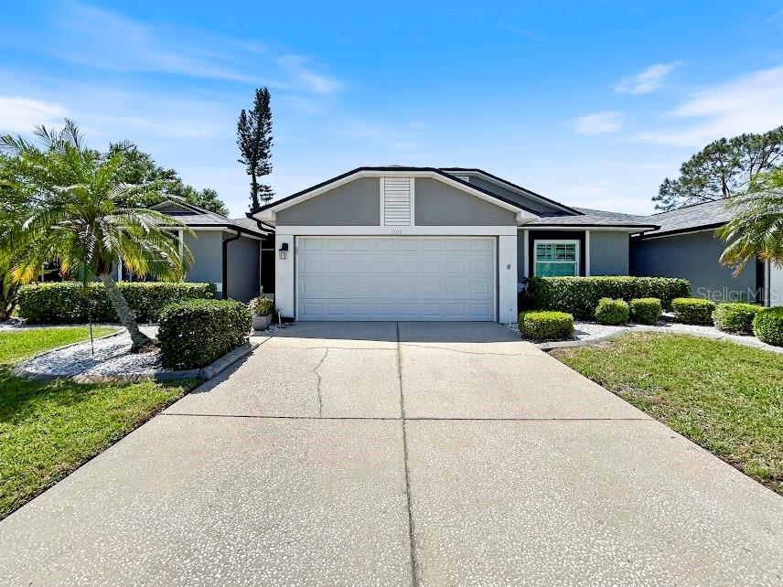 1604 Azalea Landings Ct in Sun City Center, FL - Foto de edificio