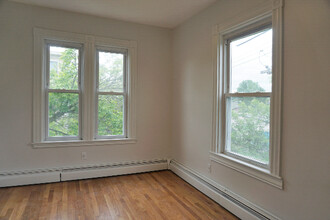 32 Ivaloo St, Unit 4B in Somerville, MA - Foto de edificio - Building Photo