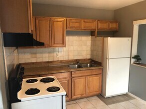 725 SW 8th Ave-Unit -A in Hallandale Beach, FL - Foto de edificio - Building Photo