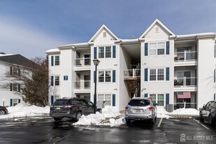 734 Waterford Dr in Edison, NJ - Building Photo