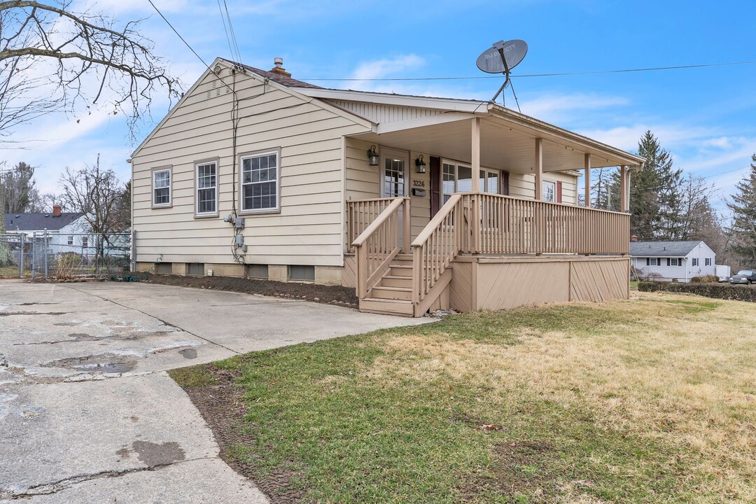 3226 Quentin Dr in Youngstown, OH - Building Photo