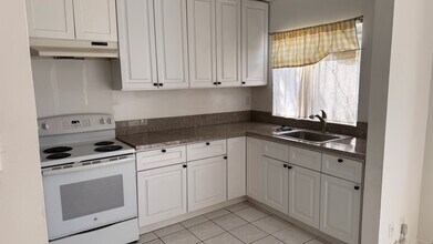 7617 De Longpre Ave, Unit 1 in West Hollywood, CA - Foto de edificio - Building Photo