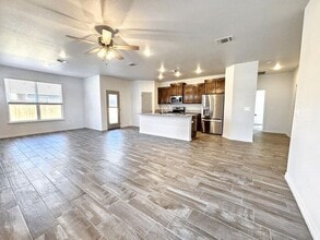 722 Freedom Cir in Nolanville, TX - Foto de edificio - Building Photo