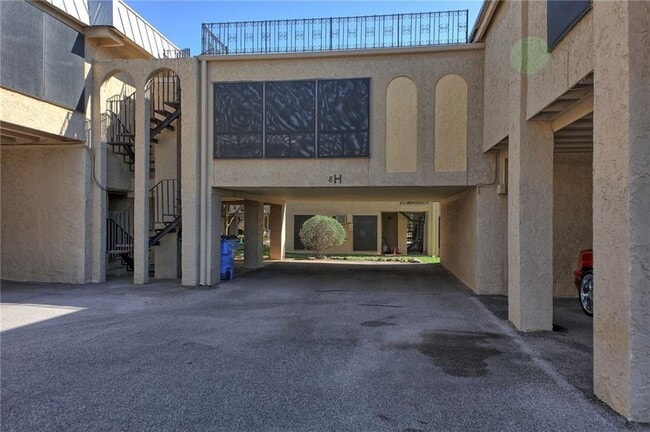 property at 5804 Circulo Dr