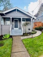 3440 SW Falcon St, Unit A in Portland, OR - Foto de edificio - Building Photo