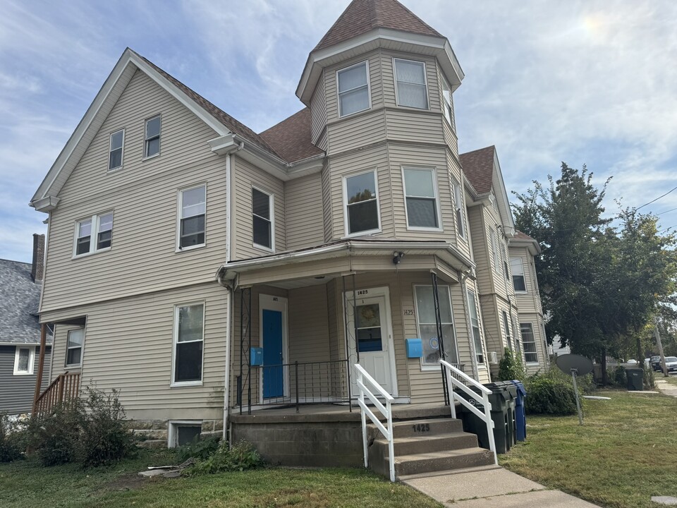 1421 Grand Ave in Davenport, IA - Foto de edificio