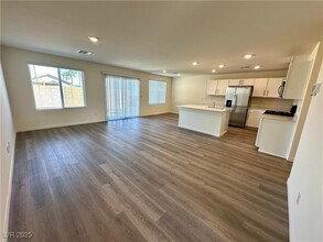 5742 Sunset Sedona St in North Las Vegas, NV - Foto de edificio - Building Photo