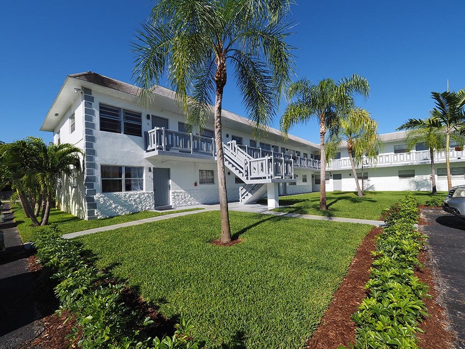 Oakland Palm Apartments in Oakland Park, FL - Building Photo