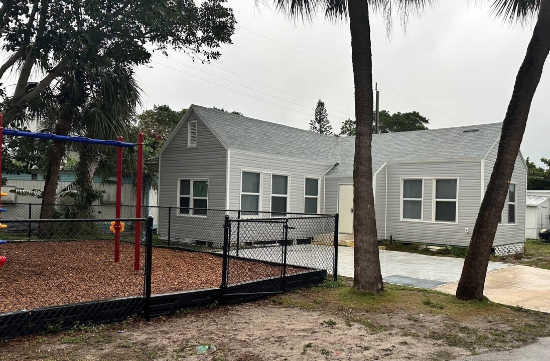 16 Cook St in Riviera Beach, FL - Building Photo