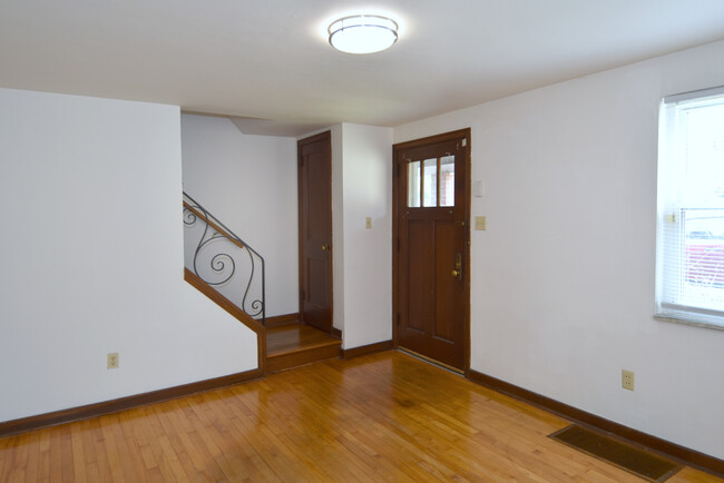 210 E Garden Rd in Pittsburgh, PA - Foto de edificio - Building Photo