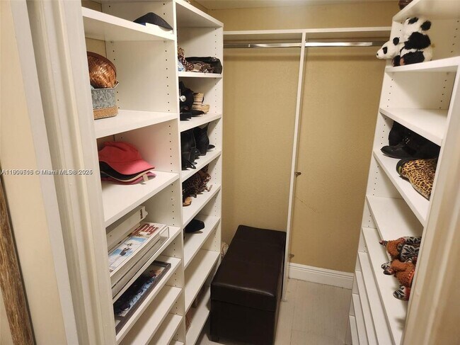 18071 Biscayne Blvd in Aventura, FL - Building Photo - Building Photo