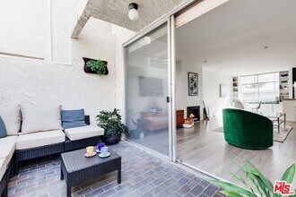 960 N San Vicente Blvd in West Hollywood, CA - Building Photo - Building Photo