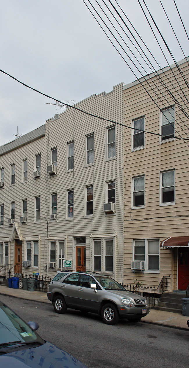 36 Sutton St in Brooklyn, NY - Foto de edificio - Building Photo