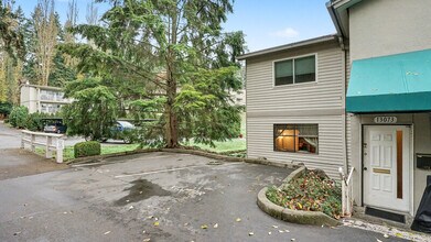 13073 15th Ave NE in Seattle, WA - Building Photo - Building Photo