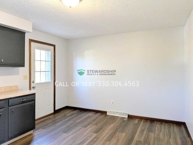 127 Elm St NE in Brewster, OH - Building Photo - Building Photo