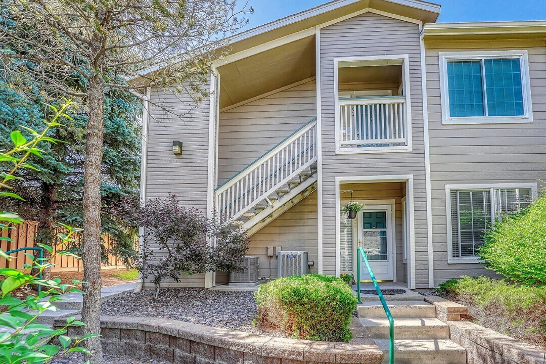 8450 S Little Rock Way in Highlands Ranch, CO - Building Photo