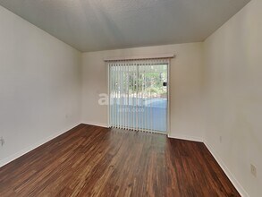 5549 Shady Pine St S in Jacksonville, FL - Foto de edificio - Building Photo