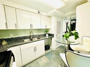 301 Golden Isles Dr, Unit 114 in Hallandale Beach, FL - Foto de edificio - Building Photo