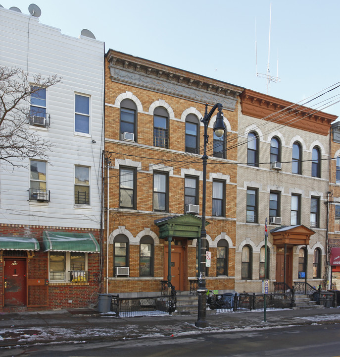 212 Wyckoff Ave in Brooklyn, NY - Building Photo