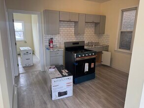 216 Harrison Ave, Unit Second Floor Unit in Lodi, NJ - Foto de edificio - Building Photo