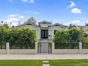 19148 W Oxnard St in Los Angeles, CA - Building Photo - Building Photo