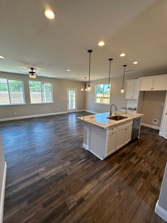 917 S Lum Ave in Kerman, CA - Building Photo - Building Photo