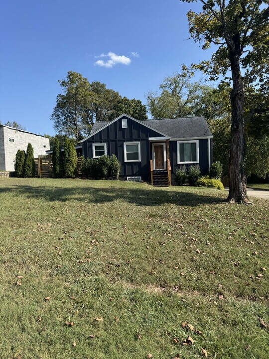 2712 Bobby Ave in Nashville, TN - Building Photo