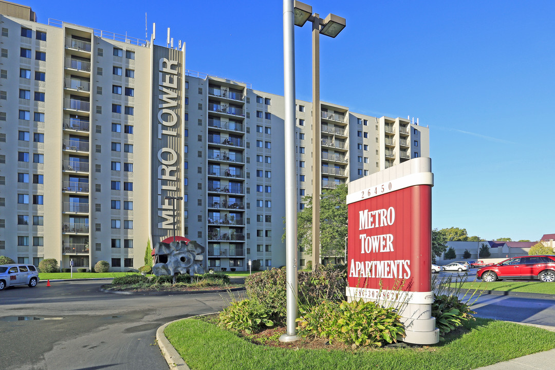 Metro Tower Apartments in Harrison Township, MI - Building Photo