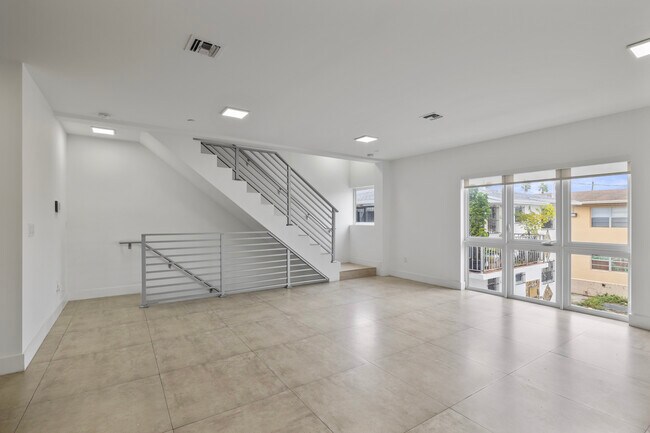 434 SW 10th St in Miami, FL - Building Photo - Interior Photo