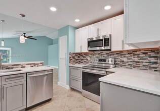 8820 Woodside Ct in Davie, FL - Building Photo - Building Photo