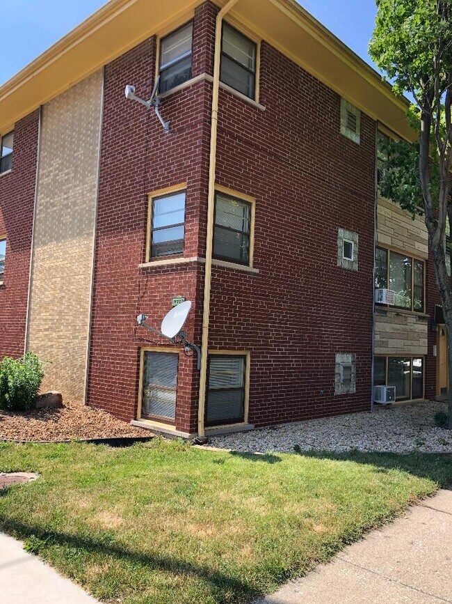 7766 Madison St Rentals in River Forest, IL