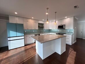 9242 Gross Point Rd, Unit 405 in Skokie, IL - Building Photo - Building Photo