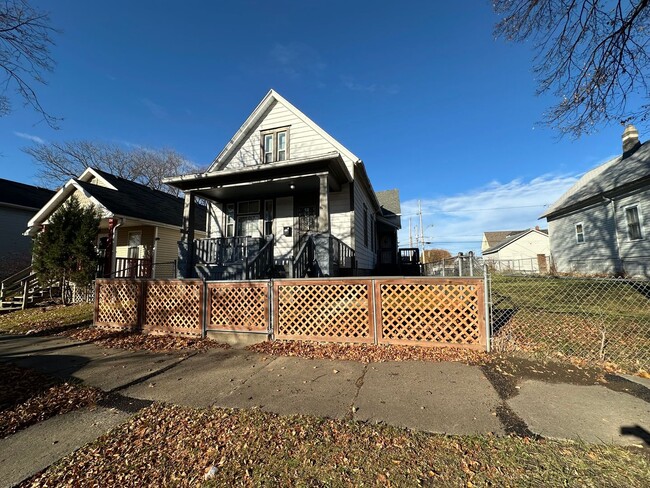 property at 2472 W Lloyd St