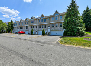 Hawthorne Estates in Oakdale, PA - Foto de edificio - Building Photo