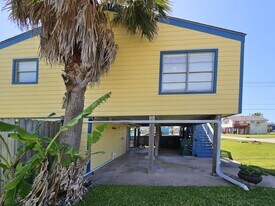 4215 Hardin Dr in Galveston, TX - Building Photo