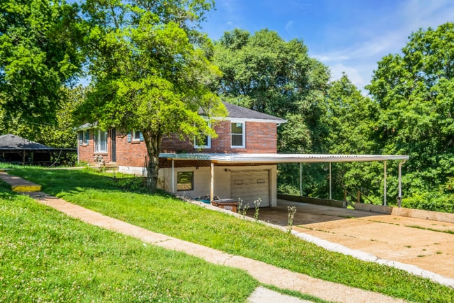 1312 Cheshire Dr in Nashville, TN - Foto de edificio - Building Photo