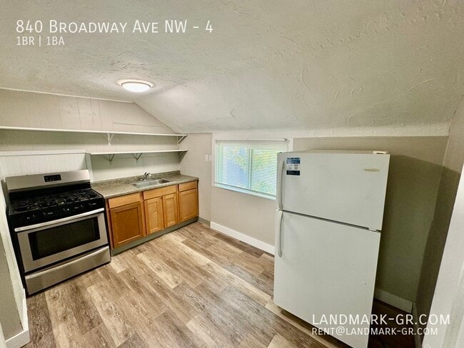 840 Broadway Ave NW in Grand Rapids, MI - Building Photo - Building Photo