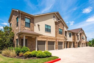 5200 Pointe W Cir in Richmond, TX - Building Photo