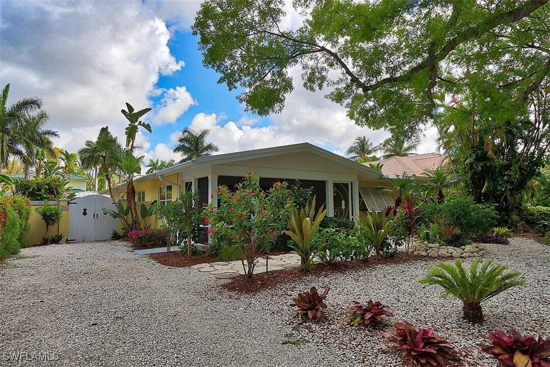361 1st Ave N in Naples, FL - Building Photo