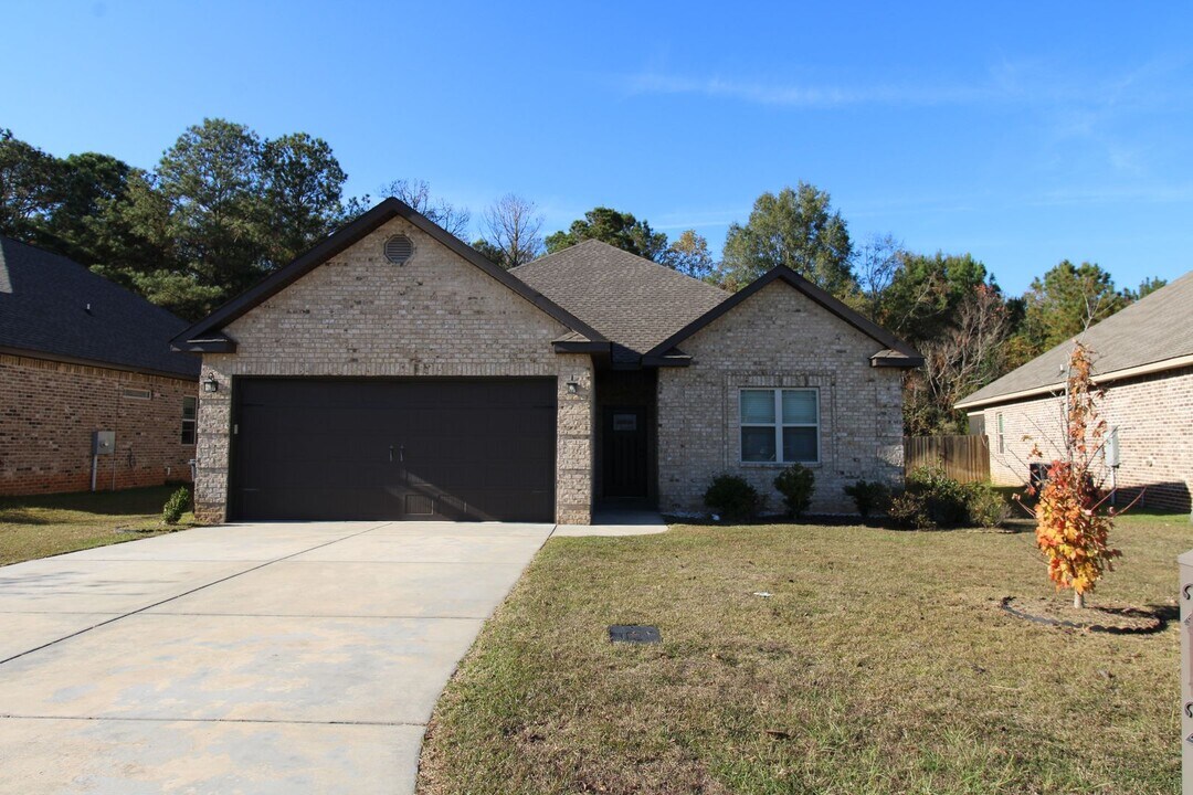 212 Gray Fox Xing in Bonaire, GA - Building Photo