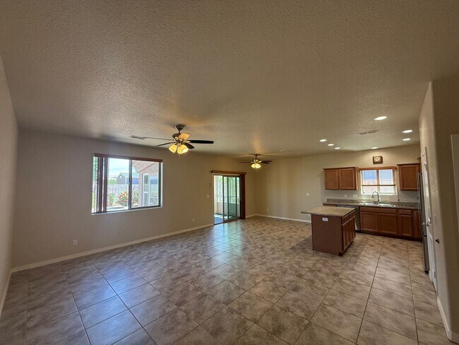 4786 E Old W Rd in Kingman, AZ - Building Photo - Building Photo