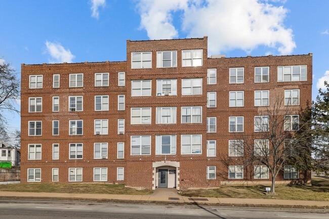 8612 Halls Ferry Road, Unit 503 in St. Louis, MO - Building Photo - Building Photo