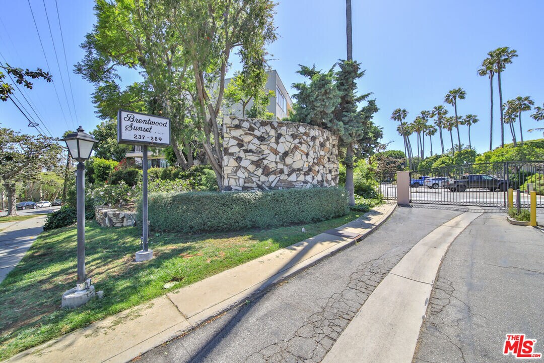 271 S Barrington Ave, Unit E4 in Los Angeles, CA - Building Photo