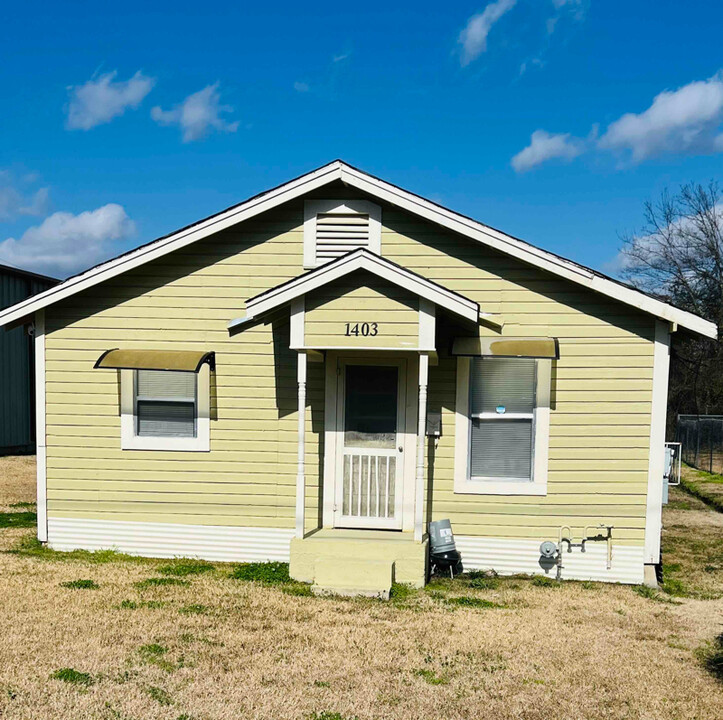 1403 Pine St in Monroe, LA - Building Photo