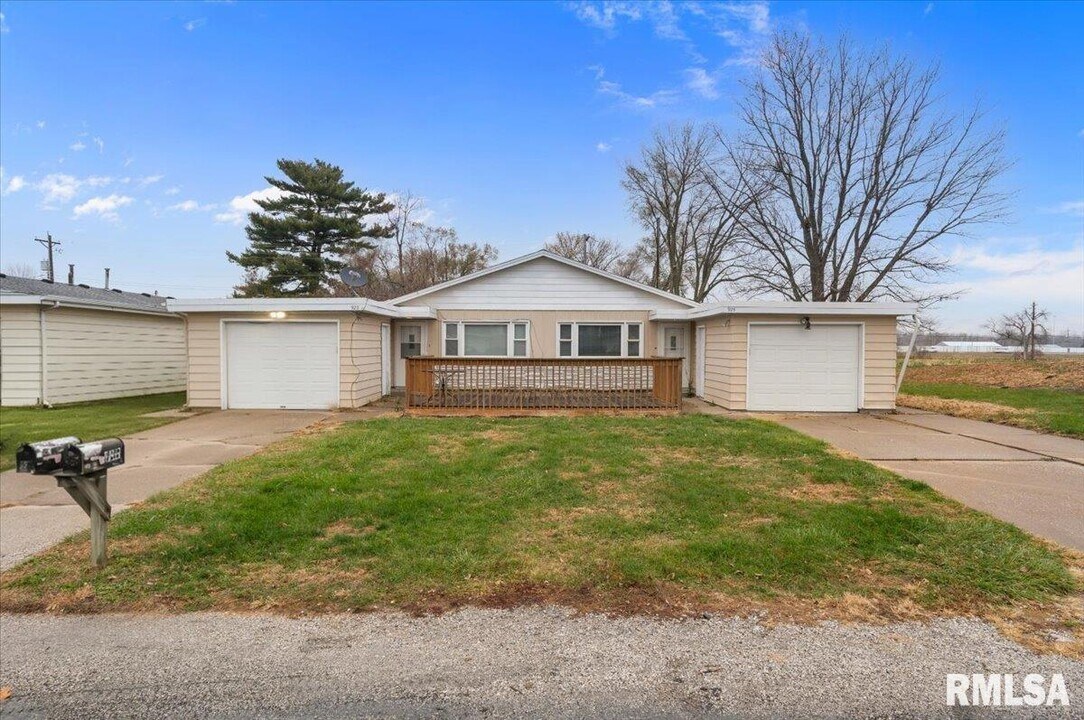 925 2nd Ave E in Milan, IL - Building Photo